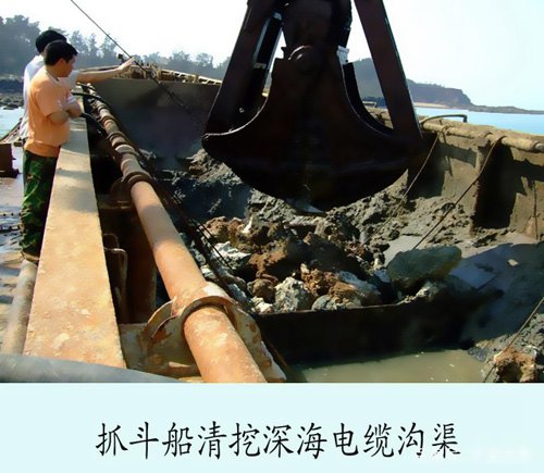 抓斗船深海域清挖電纜溝槽技術(shù)人員親臨現(xiàn)場輔導(dǎo)清挖作業(yè)